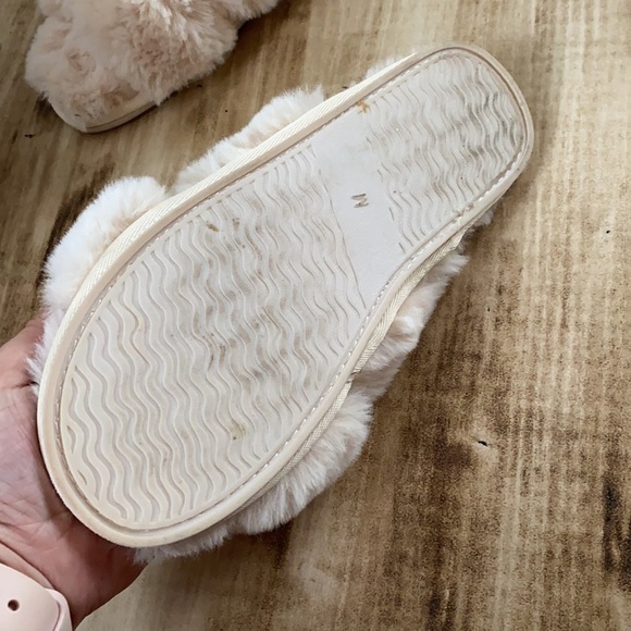 A MTL 1980 Cream Cross Band Fuzzy Slippers - Picture 6 of 7